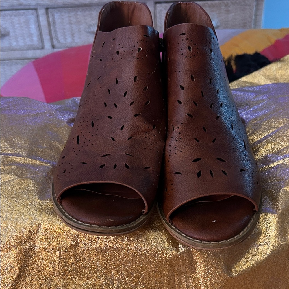 Elegant Brown Leather Peep-Toe Mules